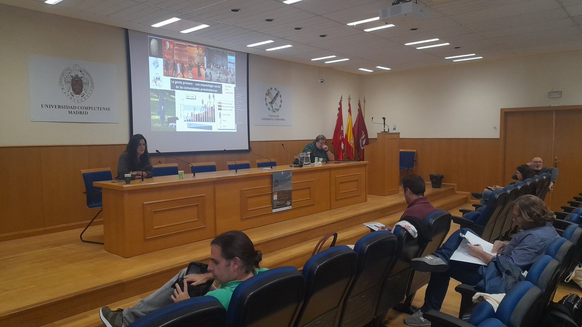 PreProtoArq's tweet photo. Colofón del Congreso #preprotoarq con el catedrático Gonzalo Ruiz Zapatero (@prehistoriaUCM). Referente en docencia e investigación  y gran persona.
Nos habla sobre la gente en las comunidades prehistoricas.
#prehistoria #arqueología #personas https://t.co/bTjoRWVhAf