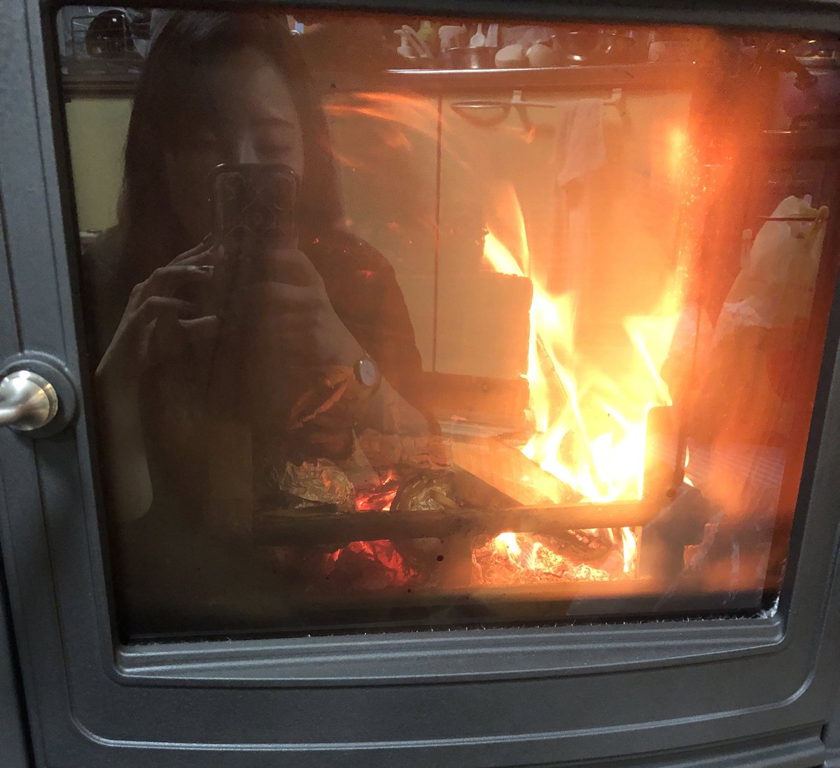 gwt_ag's tweet image. 実家行ったら暖炉あったから取り急ぎその辺に転がってた芋ぶちこんだ
アッツ〜