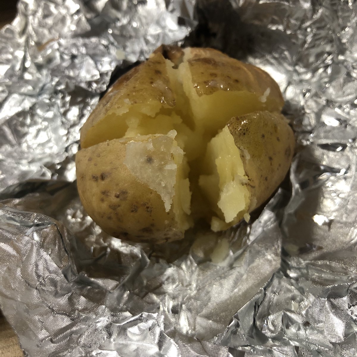 gwt_ag's tweet image. 実家行ったら暖炉あったから取り急ぎその辺に転がってた芋ぶちこんだ
アッツ〜