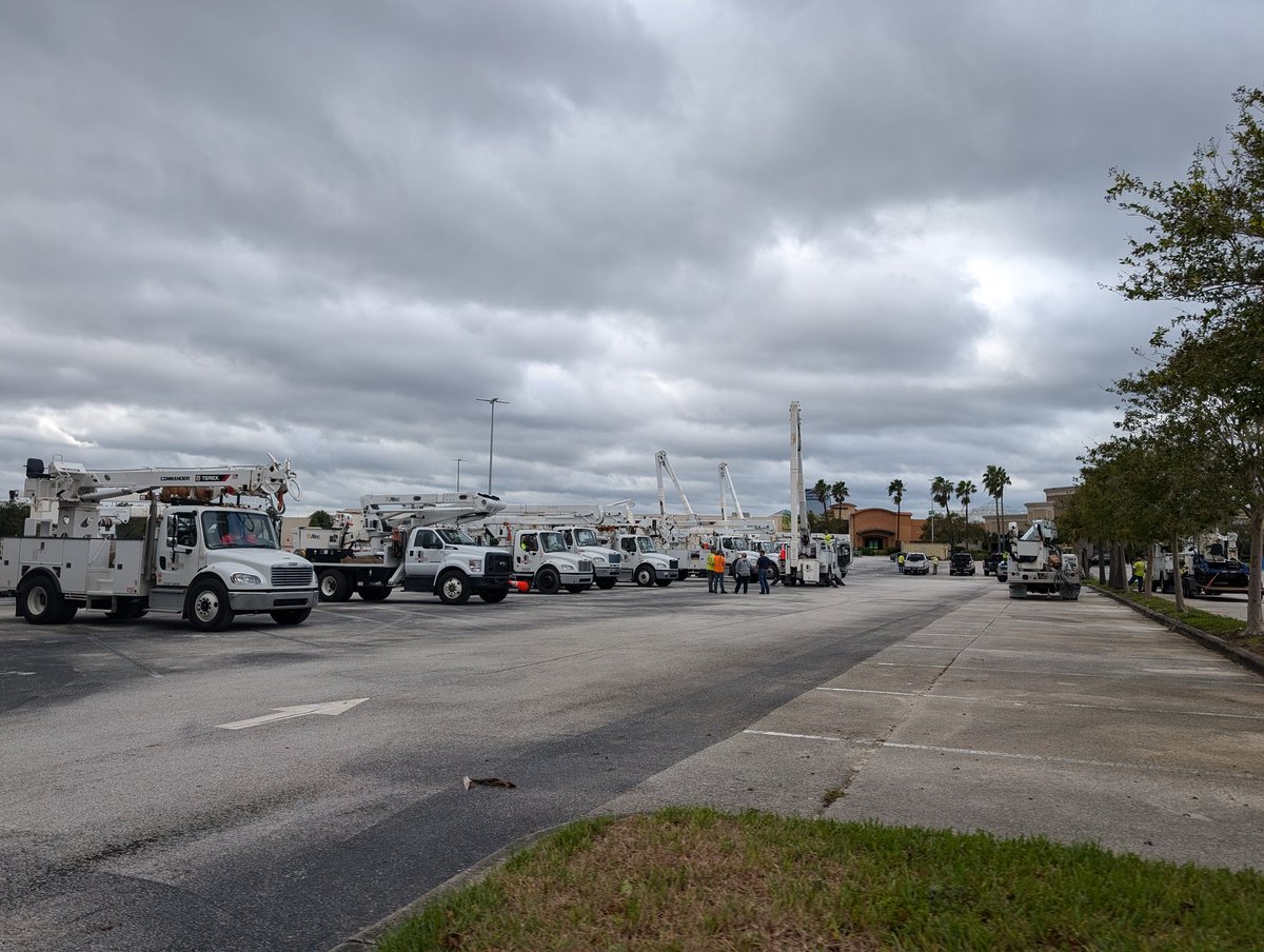 DragoneyeVII's tweet photo. @DeadDoll3333 @RealMrHugs @DukeEnergy Duke energy is the worst fucking power company in the country, 26 years I've been in Florida and they've always been slow as shit. 

Here's 40+ trucks just doing jack shit in Seminole https://t.co/Ts1wSO4G3I