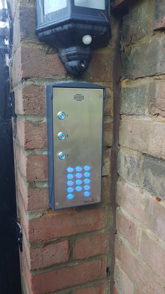 SCSautomationuk's tweet image. Now that&apos;s better! New gate control box and @UK_Commtel access panel! Spooky season may be fast approaching but no #cobwebs please, plus the sliding metal gate is now back to full working order! #automatedgates #staysafe #cobwebs #Halloween
