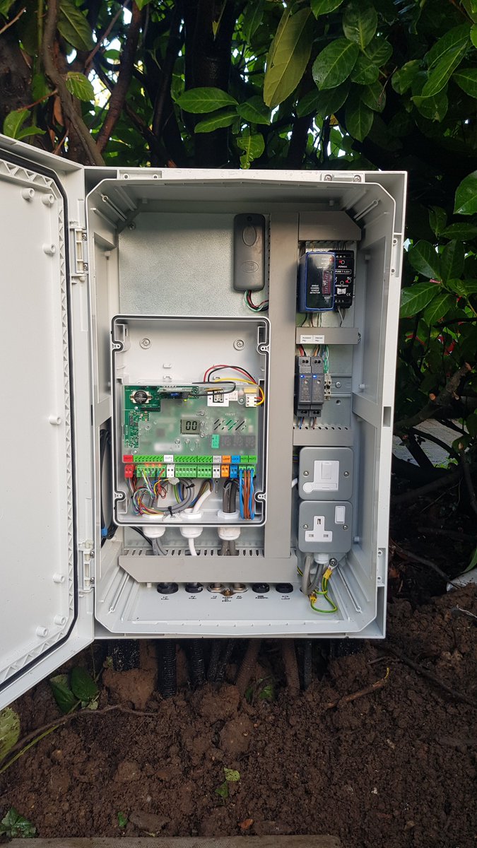 SCSautomationuk's tweet image. Now that&apos;s better! New gate control box and @UK_Commtel access panel! Spooky season may be fast approaching but no #cobwebs please, plus the sliding metal gate is now back to full working order! #automatedgates #staysafe #cobwebs #Halloween