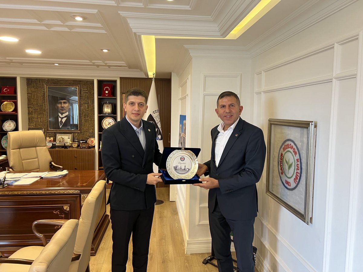 Şube yönetimimiz ve İlçe temsilcimiz Yusuf AYDIN’la birlikte Çınar Kaymakamımız Sn. Zikrullah ERDOĞAN’ı ziyaret ettik. Çalışanların beklenti ve talepleri üzerine verimli bir sohbet gerçekleştirdik
Sn. kaymakamımıza heyetimize ilgileri ve misafirperverliği için çok teşekkür ederiz