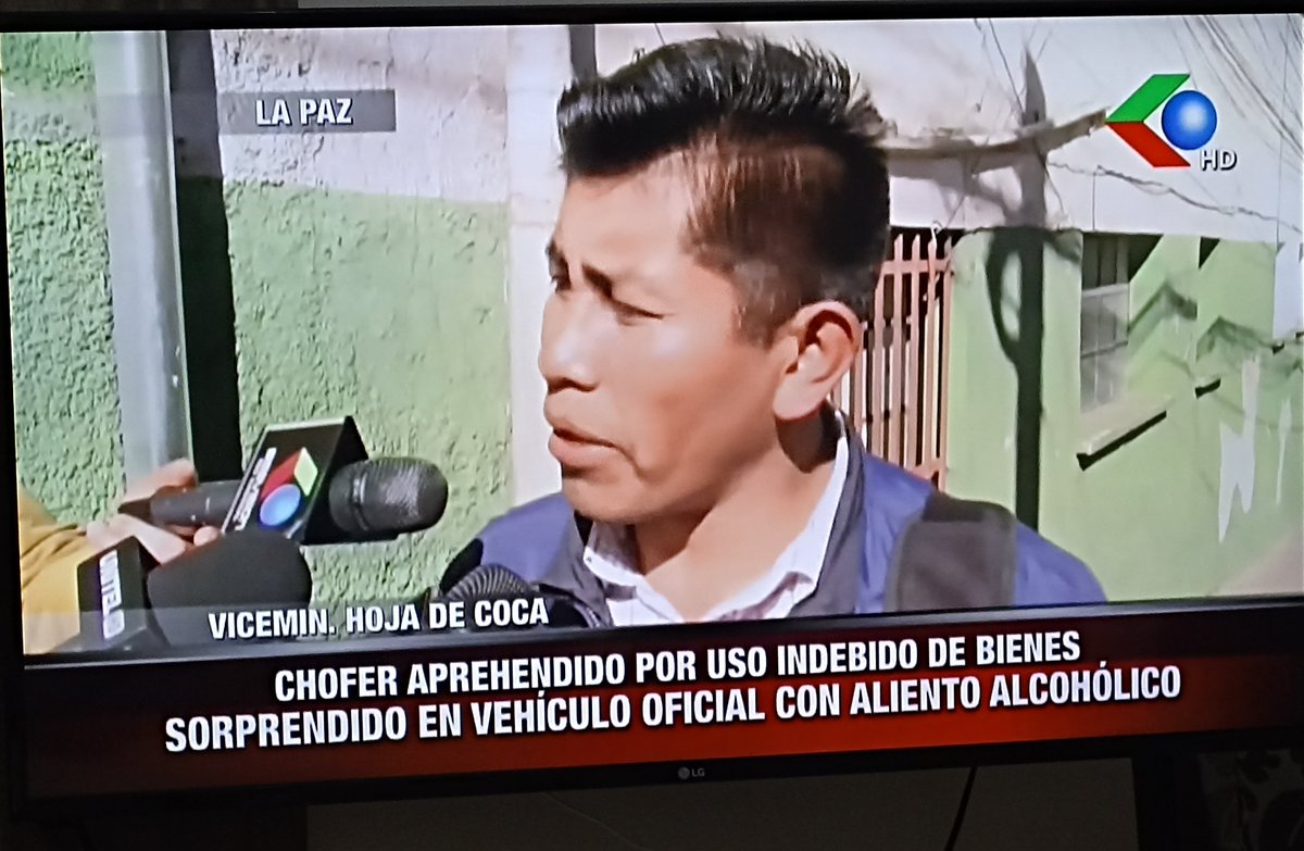 RoxanaDuchen's tweet photo. Ayer aprehendieron en estado de ebriedad al chofer del viceministro de hoja de coca.
Si, tenemos un viceministro DE HOJA DE COCA que además tiene chófer! Les presento a Ernesto Mamani Laura. Otro parásito con cargo inútil al que le financiamos sus privilegios.
#NuncaMasElMas #NuncaMasSocialismo