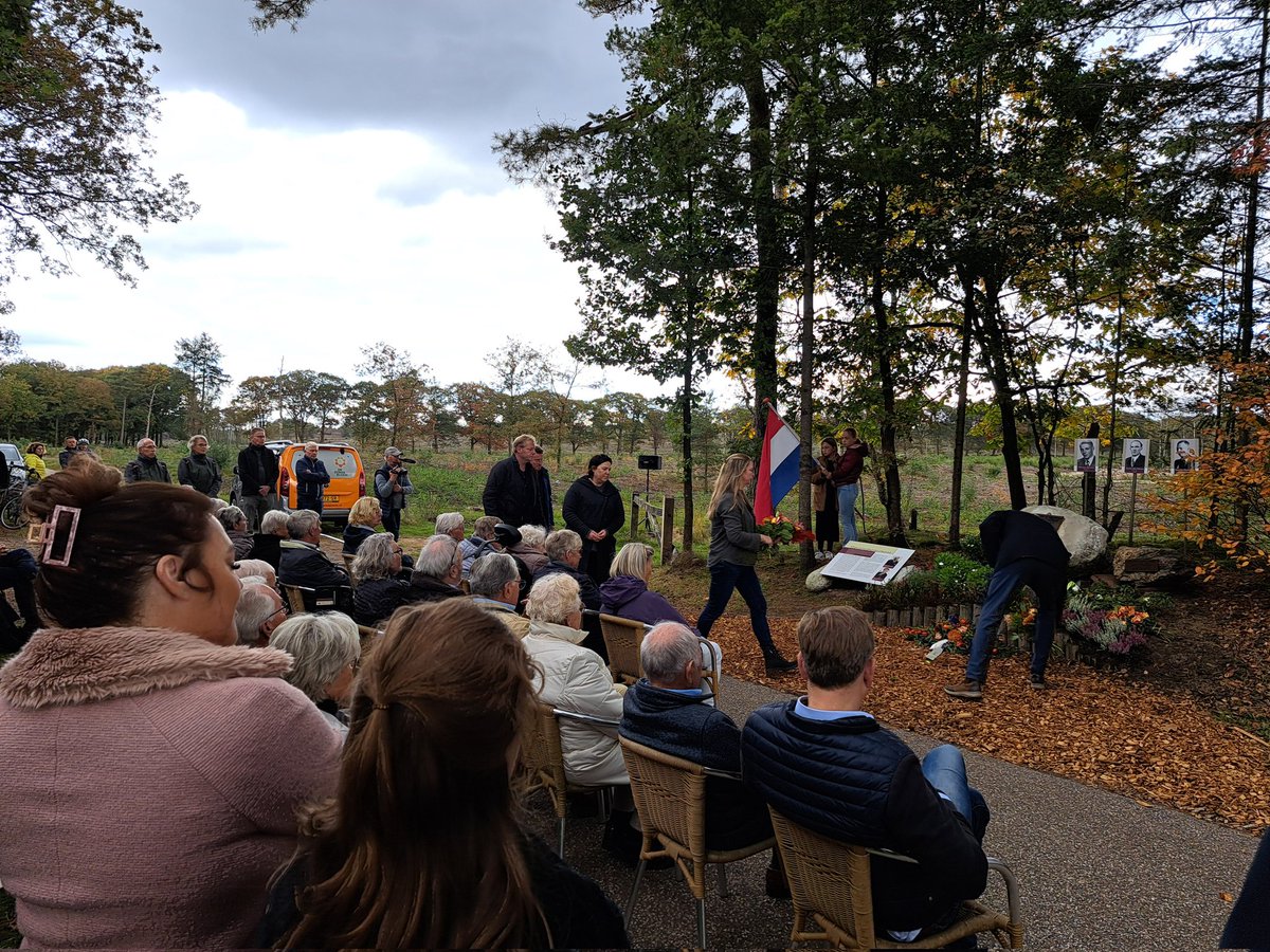 Om niet te vergeten. Op 14 oktober 1944 grote Salllandse razzia, met 3 dodelijke slachtoffers. Vanmiddag veel belangstelling voor herdenking in #Helhuizen #Espelo