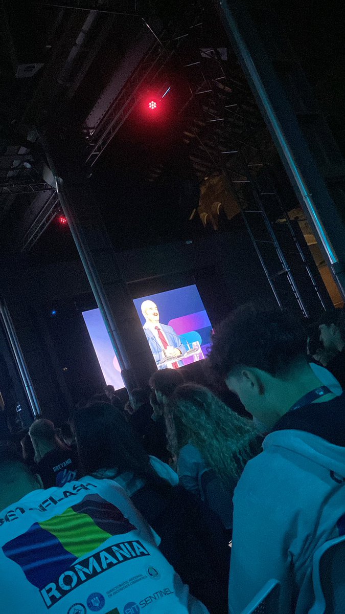 En mand med et flot overskæg har startet talerækken. Vi er alle vindere, siger han.