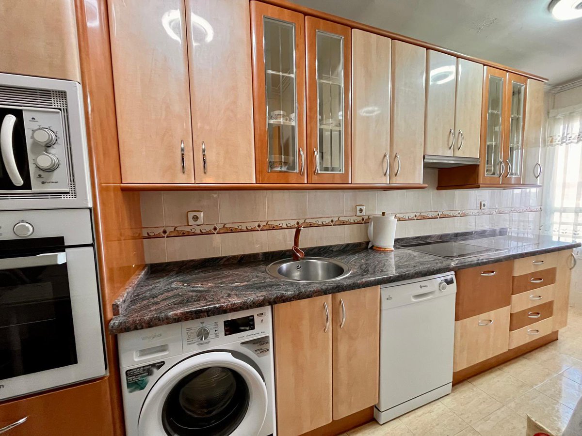 #sealquila #piso en #palencia Está en la Avenida Brasilia y tiene 4 dormitorios, 2 baños, salón, cocina y terraza. Todo amueblado y muy soleado. Si te interesa, llámanos.