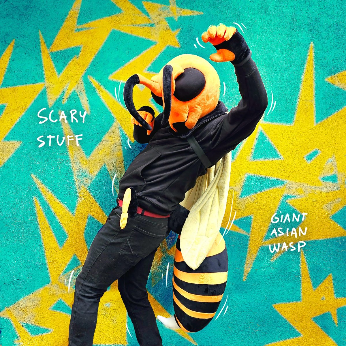 YuyoCreations's tweet image. HUGE BUG ALERT🚨!

Its all buzz so give it a chance and you might find a friend in those big &amp;amp; round buggy eyes 🥰

#fursuitfriday #wasp #bugsona #furry