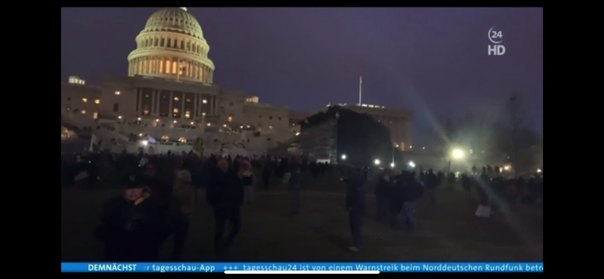 #Streik im #NDR - Tagesschauen fallen aus oder sind ohne Hintergrundbilder, Regionalmagazine und DAS! fallen gleich ganz aus (aw)