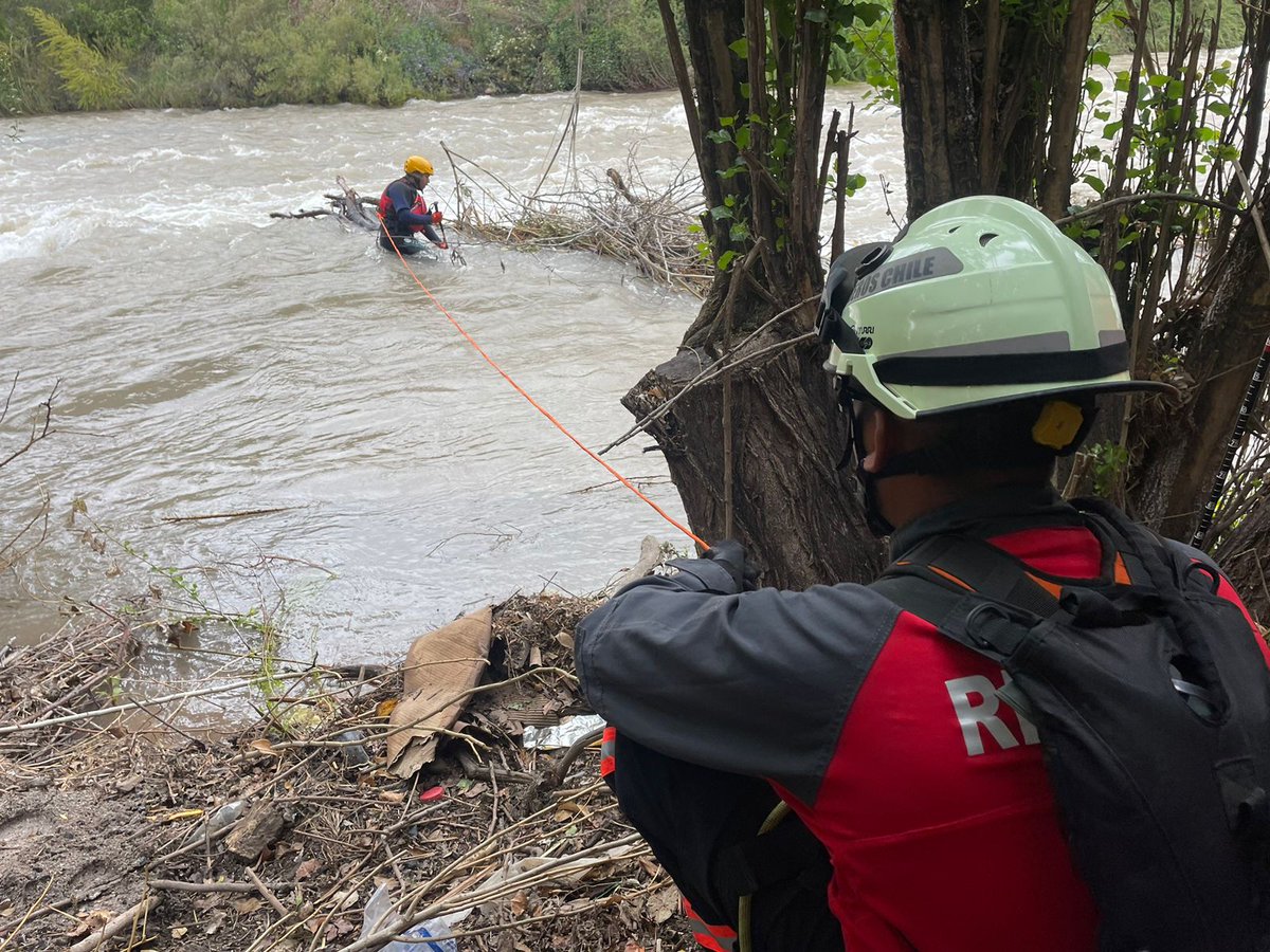 BomberosdeChile's tweet photo. 𝗔𝗛𝗢𝗥𝗔 | A solicitud de Bomberos de #SanEsteban, el quipo GERSA de #LosAndes trabaja en búsqueda de persona desaparecida en el Río Colorado, Estero Las Perdices. Además, están apoyando las tareas los CB de #SanFelipe y #RinconadadeLosAndes CC: @SNOBomberos https://t.co/AD3czc8VNr