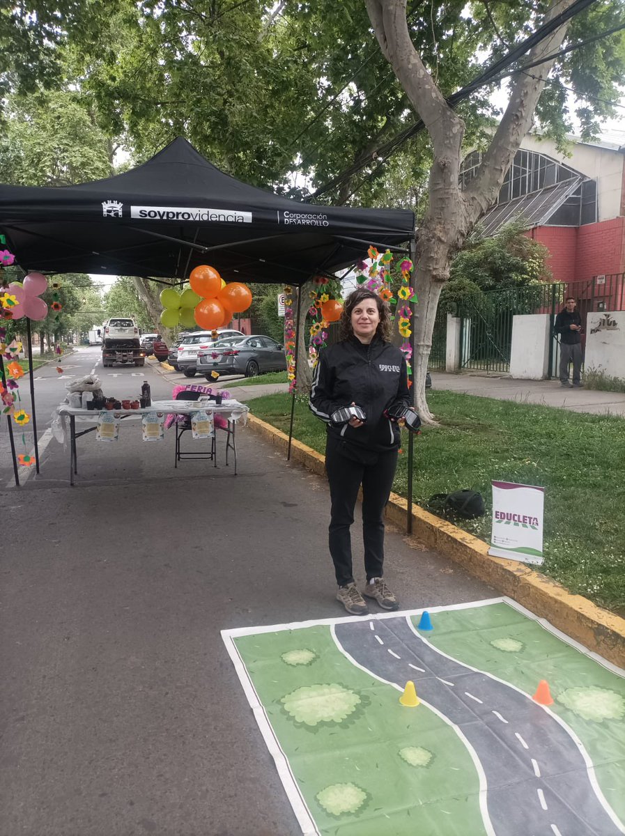 ✨Tenemos ropa nueva✨En la #semanai de la @udd_cl estudiantes diseñaron y confeccionaron la nueva vestimenta corporativa de @educletachile Entre las prendas están blusas, camisas, cortavientos, totebag y chalecos reflectantes los cuales serán utilizadas por los próximos 5 años.