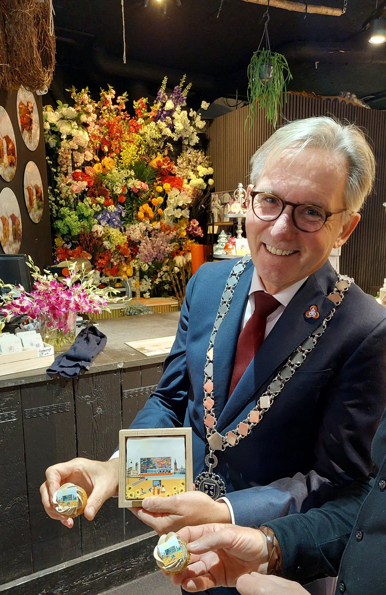 Burgemeester Gerhard  vd Top ontvangt van bloemist Johan Hessing Flowers&amp;More het tegeltje Live uit Hilversum. #feestelijk#storytiles# seinhorst#collectorsitem
<a href="/GemeenteHsum/">Gemeente Hilversum</a> <a href="/VersaTukkie/">VersaTukkie</a>