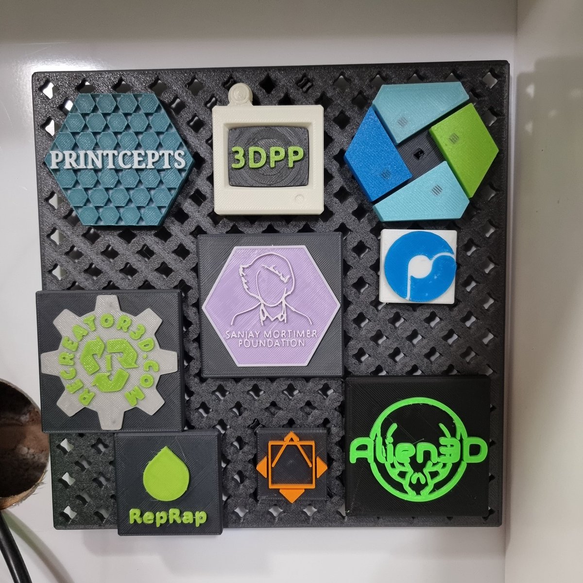 Welcome Alien3D @Alienslacker to the world of #SponsorBlok! 
These generous other worldly visitors have decided to join the party, and of course that means a new #SponsorBlok to add to the #PrintABlok Printer!

A huge thank you to them for enabling the #PrintABlok Printer madness