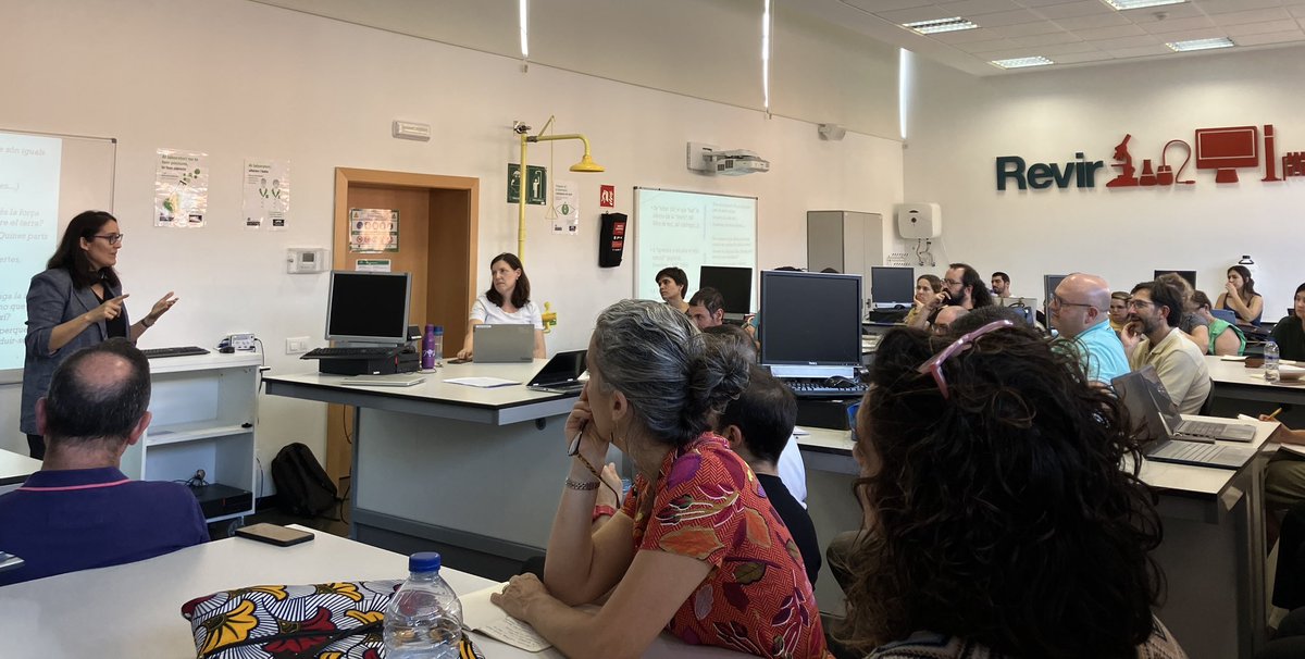 Divendres a mitja tarda, a <a href="/revir_uab/">Revir UAB</a>, mig centenar de docents de #ciències seguim amb atenció les reflexions de <a href="/DignaCouso/">Digna Couso</a> sobre #indagació i  #modelització. Èxit en la primera sessió del #grupDIACIM, i orgull de comprovar la vitalitat i compromís de tants companys i companyes!