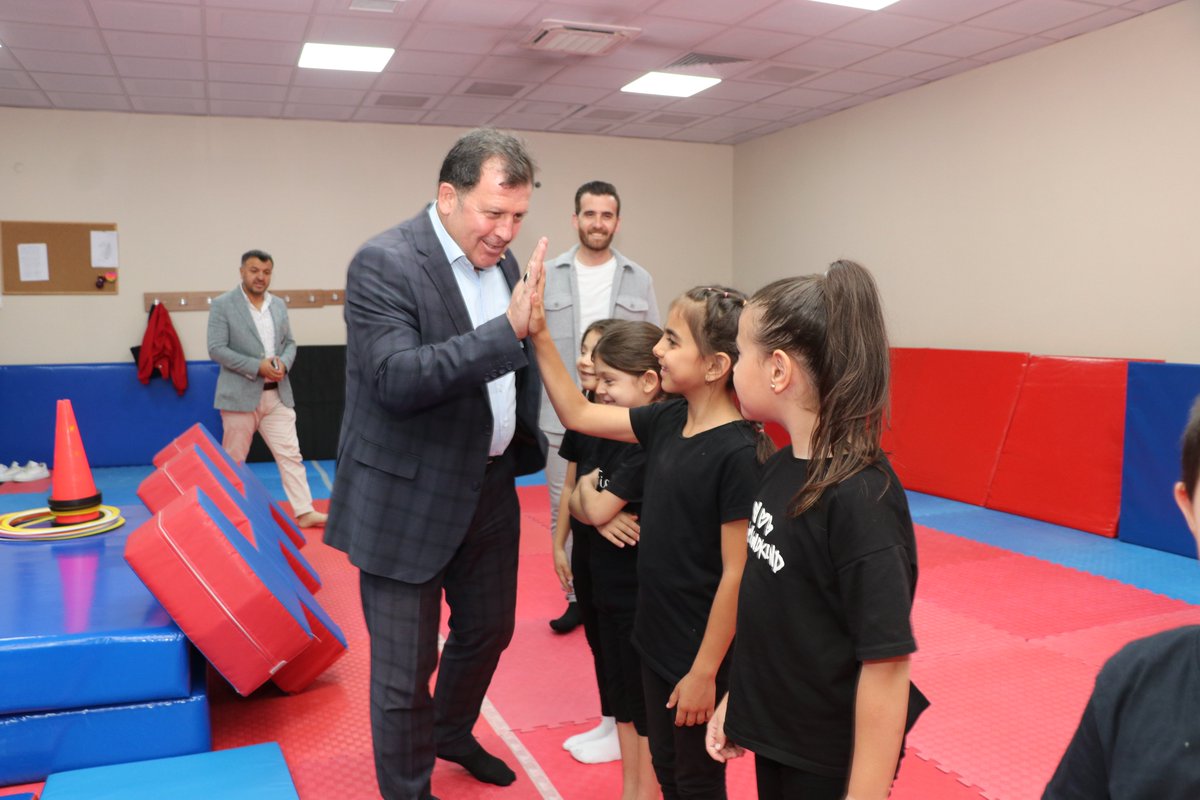 GSB_Kayseri's tweet photo. SPORCULARIMIZA EKİPMAN TAKVİYESİ

Gençlik ve Spor İl Müdürü Ali İhsan Kabakcı, Spor Hizmetleri Müdürlüğü önünde düzenlenen sporcularımıza Ekipman Dağıtım Törenine katıldı.

Sporcularımızın Moral, Motivasyon ve başarılarını artırmak için
İl Müdürlüğümüz tarafından alınan spor malzemeleri İl Müdürümüz Ali İhsan Kabakcı tarafından dağıtıldı.

İl Müdürlüğü Spor Hizmetleri Müdürlüğü önünde düzenlenen malzeme dağıtım törenine Gençlik ve Spor İl Müdürü Ali İhsan Kabakcı, Şube Müdürlerimiz, Sporcular, Antrenörler ve sporcu velileri katıldı.

Spor malzemelerini sporculara dağıtan İl Müdürü Ali İhsan Kabakcı, “Bizler sporun yöneticileri olarak sporcularımız için her türlü desteği veriyoruz ve vermeye devam edeceğiz. Siz değerli sporculardan beklentimiz kendilerinizi geliştirerek ilimizi ve ülkemizi ulusal ve uluslararası arenada en iyi şekilde temsil etmeniz. Sporcularımıza dağıtılan spor malzemelerinin hayırlara vesile olmasını temenni ediyor, hepinize teşekkür ediyorum.” Dedi.

Malzeme dağıtım töreni sonrası İl Müdürü Ali İhsan Kabakcı, Çok Amaçlı Spor Salonunu ve Havalı Silahlar Atış Poligonunu ziyaret ederek, yeni ekipmanlarına kavuşan Sporcularla bir araya gelerek başarılar diledi.