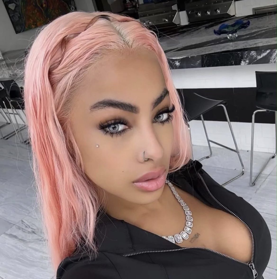 Turbo98FM's tweet image. 👀💵 Ahora Yailin tiene los ojos azules. ✨

 ¡Se gastó 12K dólares en una operación para cambiarse el color! 

¿Qué será lo próximo? ¿Pintarse el cabello de arcoíris? 🌈😂 

#KlkConTurbo
#Turbo98
#Yailin