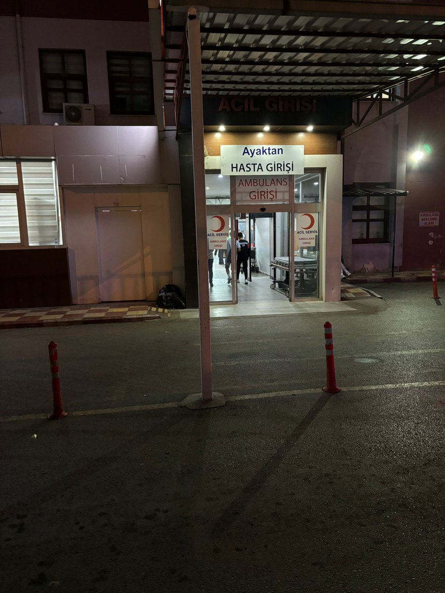 AbdullahGul79's tweet photo. sayın sağlık bakanım @drmemisoglu ve sayın İçişleri bakanım @AliYerlikaya 
Yer : Kahramanmaraş 
6 Şubat'ta asrın felaketini yaşayan, binlerce canımızı kaybettiğimiz yaralarımızı sarmak için bir olduğumuz yer. 
5 Ekim gecesi daha sağlık çalışanı arkadaşlarımız yaşadığı deprem travmasını ve kaybettiklerinin açısını atlatamadan rehin alındılar. hemde Kahramanmaraş'ta merkez hastanede acillin içinde. hemde pompalı tüfekle. üstelik vatandaşlarımıza şifa olmak için canla başla çalışırken, canlarından oluyorlardı. 
peki nasıl olurda bir kişi elini kolunu sallayarak pompalı tüfekle acilin ortasına kadar gelebiliyor? nasıl mı 6331 sayılı iş güvenliği yasasına göre oradaki sağlık çalışanlardan sorumlu olan başhekim ve @kmarasism il sağlık müdürü gerekli önlemleri ve denetlemeleri yapmadığı için. o gece ne x ray cihazı çalışıyordu ne de girişte güvenlik vardı.
 olayı haber alır almaz   @birliksaglik46 temsilcimiz hemen hastaneye gitti ve arkadaşlarımızın yanında oldu. durumu sendika temsilcisi sorumluluğu ile kamuoyu ile paylaşırken olayı yaşayan arkadaşlarımızın sesi oldu @szctelevizyonu da .
@BirlikSaglikSen olarak @dogruyol35 başkanımız eşliğinde il başkanlarımızla sağlık çalışanlarına destek için @Kahramanmaras ta olduk. ve sorumluluğu bulunanlar hakkında suç duyurusunda bulunduk. 
sonuç mu ? 
6331 sayılı kanunu hiçe sayanlar yine 4688 sayılı kanunu 2005 ve 2010 Başbakanlık genelgelerinin de açıkça yazan " sendika temsilcilerine yaptığı açıklamadan dolayı idari soruşturma açılamaz " demesine rağman kanunları ve genelgeleri hiçe sayarak kendilerini hukukun üstünde gördüler ve temsilcimize idari soruşturma açtılar. o da yetmedi resmen intikam hırsıyla @TCkahramanmaras valiliğimizi yanıltarak temsilcimizin sendikal görevini söylemeden devlet memuru sıfatı le açıklama yapmış gibi gösterilip 2 ay açığa alınması onayını aldılar. 
biz her daim Mustafa'nın yanındayız. sendika avukatlarımzdan @AvMehmetSukru YILMAZ aracılığı ile gerek alınan bu hukuksuz kararın iptali gerekse TCK 118 den sendikal faaliyetlerin engelmesi suçundan davamızı açtık.
bu ülkenin hukuk devleti olduğunu ve bürokratlara o görevlerin halkın sağlığını ve canını koruması için verildiğini kendi hırslarına ve çıkarlarına alet etmelerine izin vermiyeceğimizi tüm kamuoyu ile paylaşıyoruz...
@TCkahramanmaras
@kmarasism
@alper_ogretici @dogruyol35 @baskkonfederas @BirlikSaglikSen 

https://t.co/MYA2J8d09n

https://t.co/XzGLOYOCL4

olay gecesi çalışmayan x-ray cihazı ve güvenliğin olmadığı ve olay sonrası alınan önlemler..