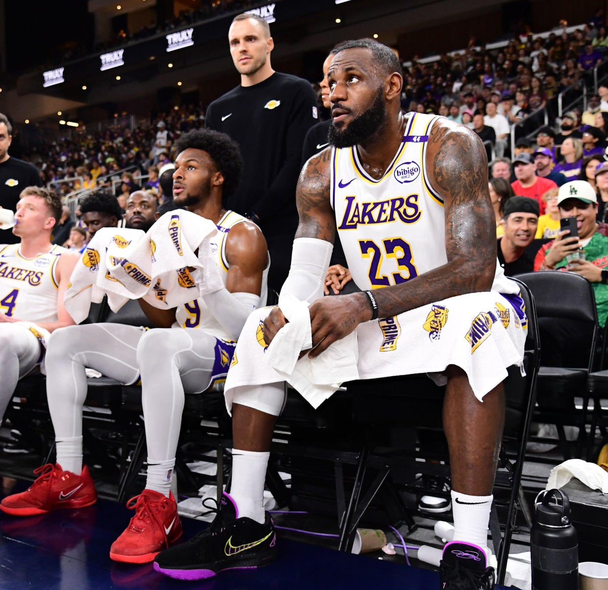 LeBron is reportedly dropping $10,000 on VC to level up Bronny James 👀🔥

(Via <a href="/NBA2K/">NBA 2K</a>)