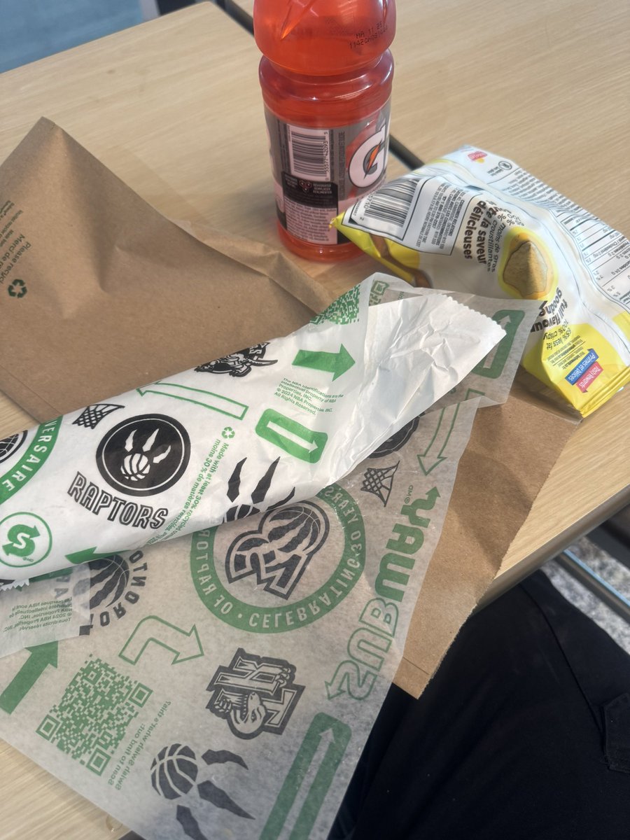 DanMac2014's tweet image. If only the @Raptors BOUGHT me my lunch, but this is pretty cool too! #InThe6ix #Raptors #Subway @SUBWAYCanada