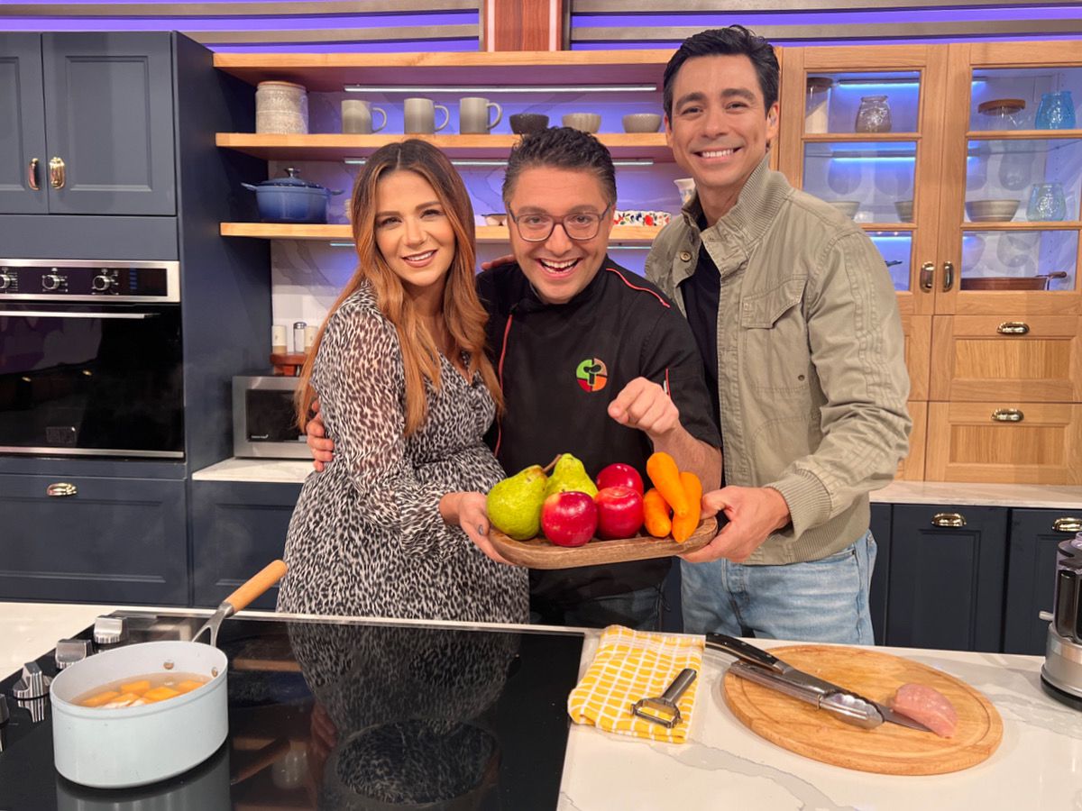 ¿Estás buscando una receta ideal para los más pequeños del hogar 🏡? Esta mañana nuestro chef <a href="/Merlingessen/">Merlin Gessen</a> 🙌🏼 nos enseñó el paso a paso para preparar unas deliciosas papillas y compotas en casa con frutas 🍎 ¿Desde dónde ves #PortadasAlDía 🧡?