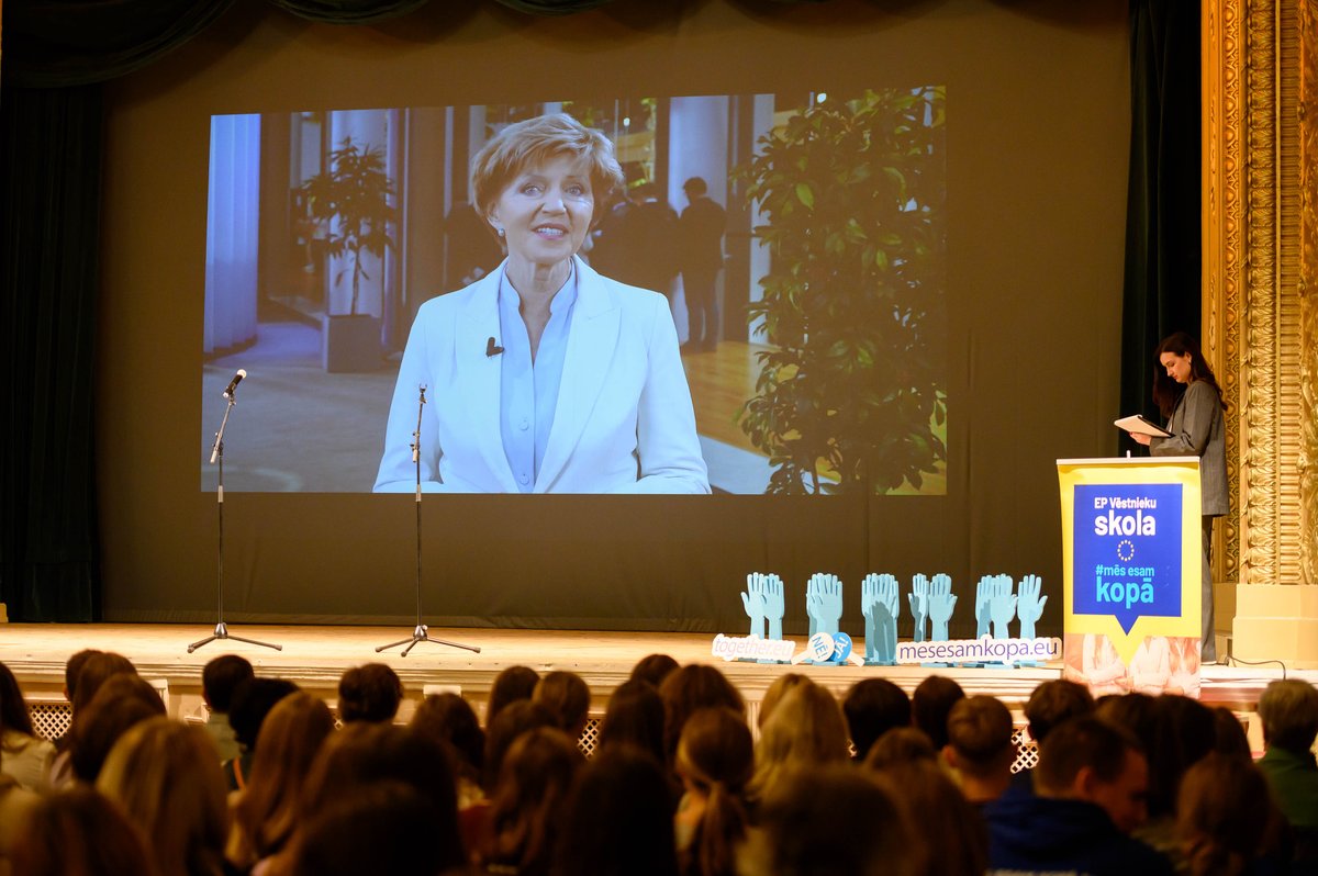 🎉 🍎 #EPVēstnieki gatavi jaunam EP darba cēlienam! Šodien jaunievēlētie deputāti <a href="/ijabs/">Ivars Ijabs</a>, <a href="/Kalniete/">Sandra Kalniete</a>, <a href="/RihardsKols/">Rihards Kols</a>, <a href="/KristopansVilis/">Vilis Kristopans</a>, <a href="/poznaks/">UkReinis Pozņaks</a>, <a href="/MStakis/">Mārtiņš Staķis</a>, <a href="/nilsusakovs/">Nils Ušakovs</a>, <a href="/IneseVaidere/">Inese Vaidere</a> un <a href="/robertszile/">Roberts Zīle</a> bija aicināti tikties ar 95 Latvijas Eiropas Parlamenta Vēstnieku skolu komandām.