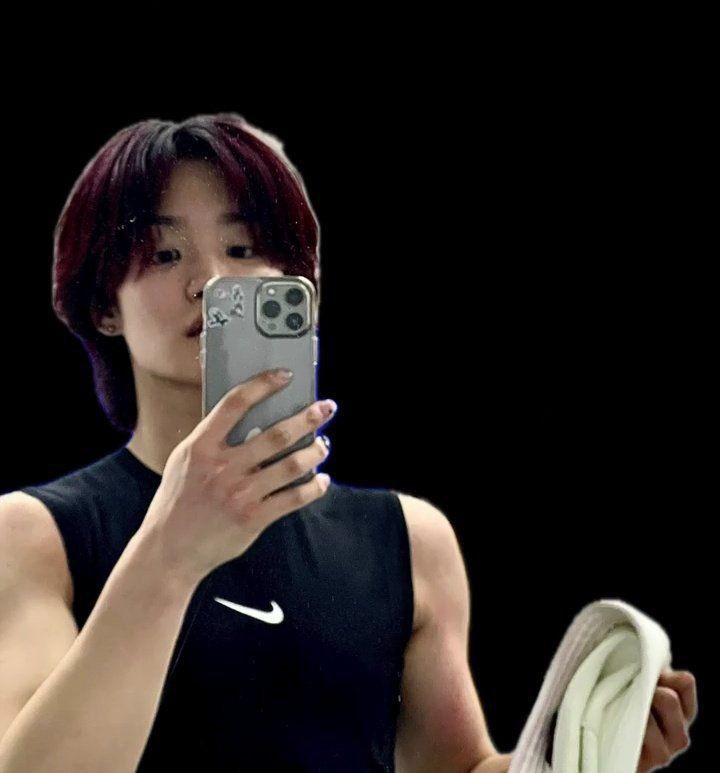HoonieSukkie's tweet photo. prompt: morning routine au ft. naughty 🦔 and patient 🐶

status: established relationship- boyfríends

genre: romance/fluff au

warning: kíssing

#hoonsuk | #sukhoon https://t.co/iF2QeEYnxL