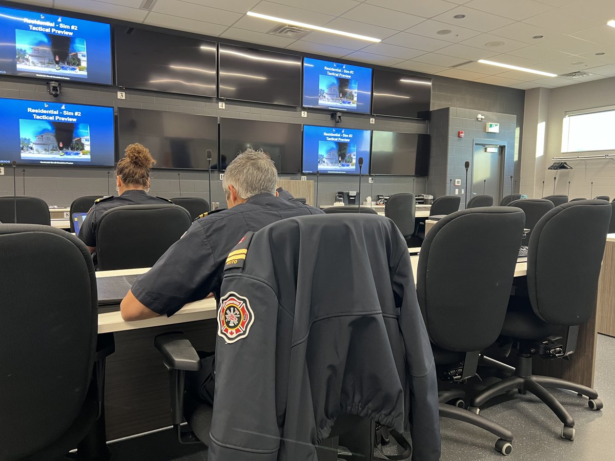 AOYSFireTrain's tweet image. Wrapping up another great week with a Blue Card Trainer-the-Trainer in Windsor, Ontario. 12 new licensed trainers representing 6 different departments in Ontario. #bluecard #bluecardcommand
