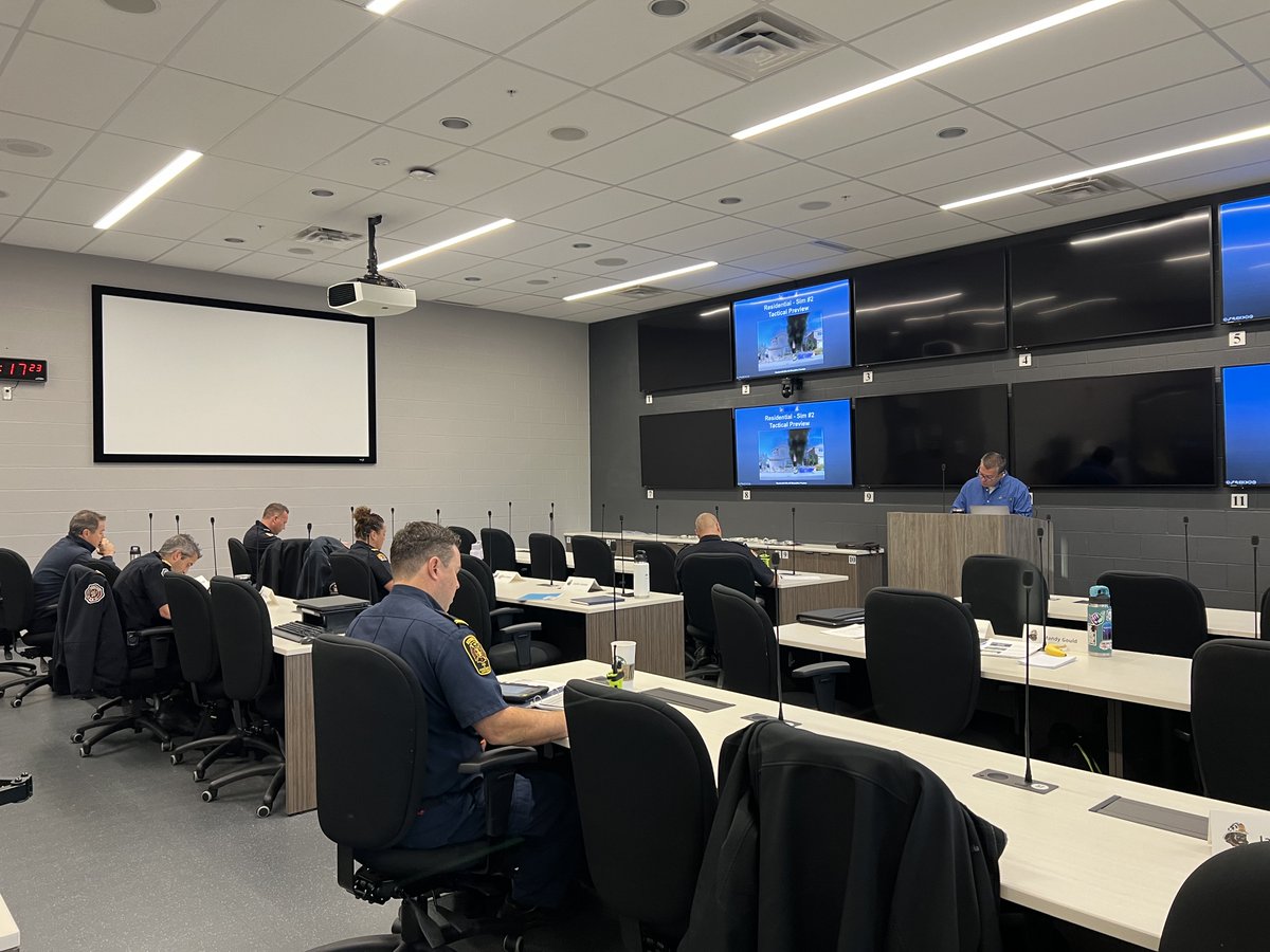 AOYSFireTrain's tweet image. Wrapping up another great week with a Blue Card Trainer-the-Trainer in Windsor, Ontario. 12 new licensed trainers representing 6 different departments in Ontario. #bluecard #bluecardcommand