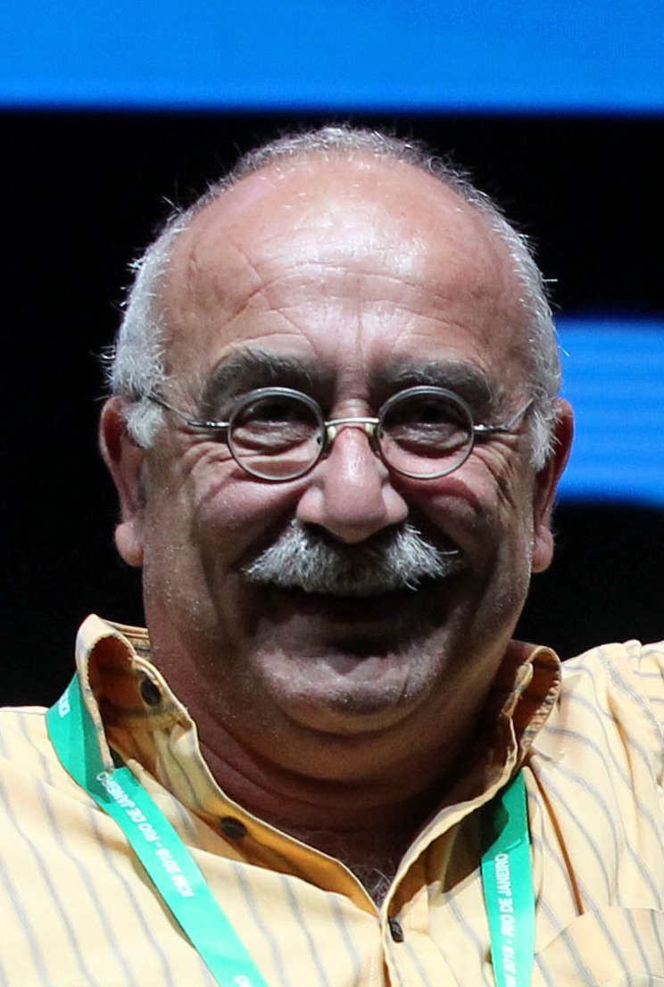 Sevan Nişanyan:

"Bu ülke Kemalist Türklerin olacağına, 3 karılı bedevi Arapların olsun. Bir Ermeni olarak ben buna razıyım."

Sen karısının kafasından kovayla bok döken adamsın.