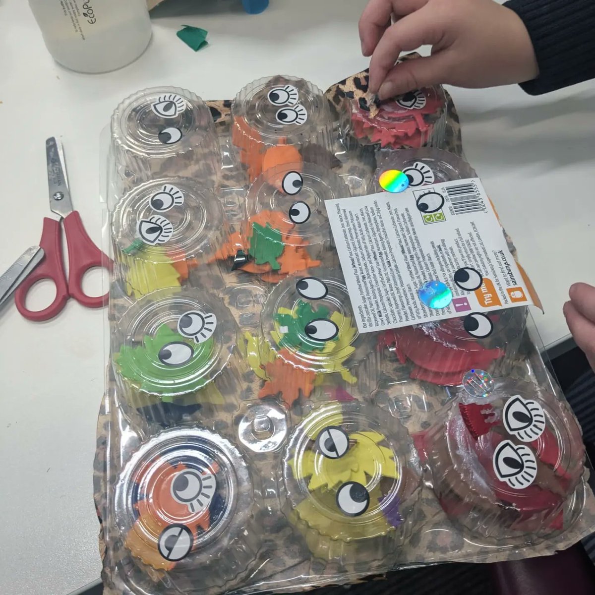 ElthamLibrary's tweet image. We had so much fun creating at #ElthamLibrary children’s #CraftClub! This week we were inspired by #GreenLibrariesWeek + made new things by junk modelling. Join the fun on Wednesdays from 3.45-4.45 for ages 5+ to make friends, borrow books + more #Crafting! 🎨📚 #LoveYourLibrary