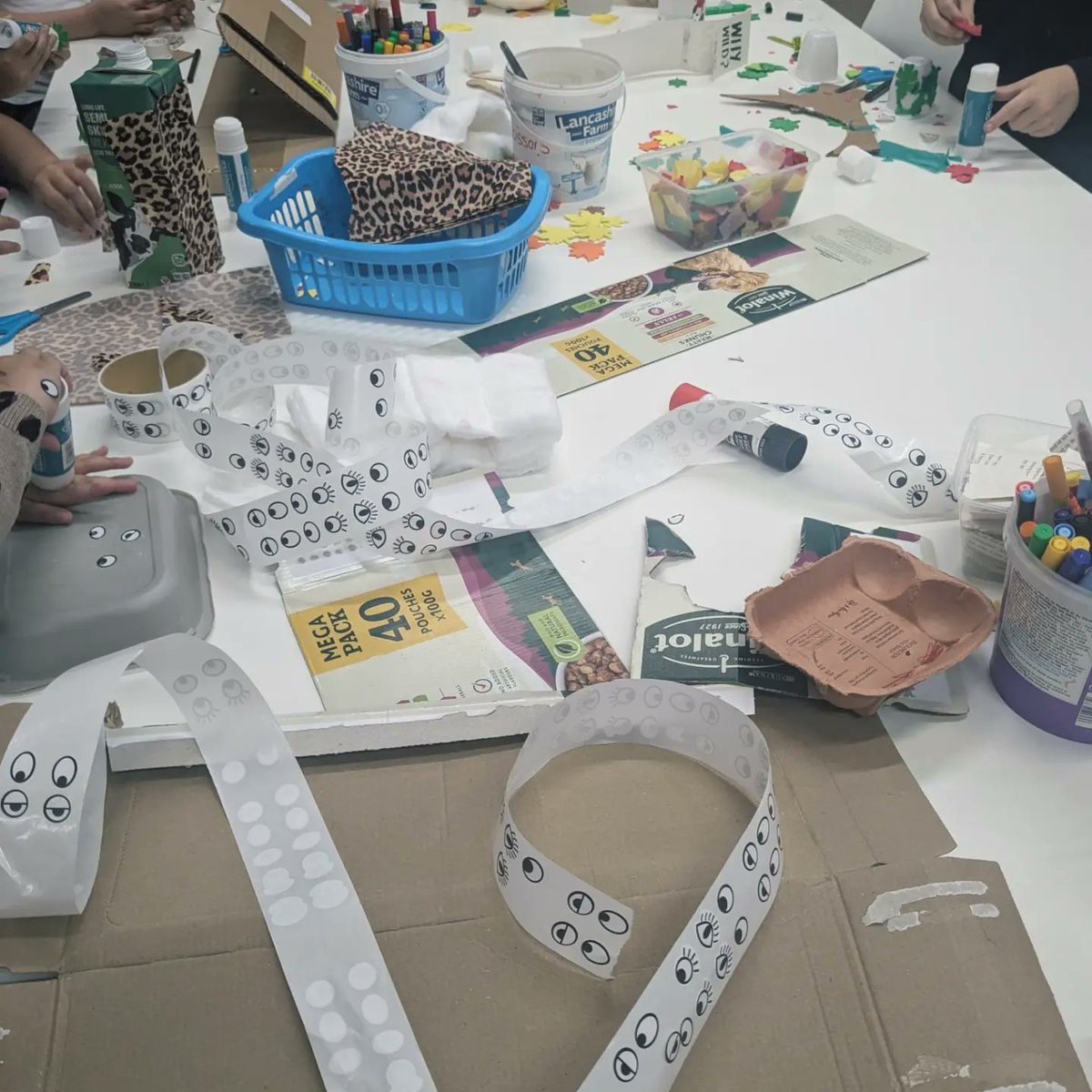 ElthamLibrary's tweet image. We had so much fun creating at #ElthamLibrary children’s #CraftClub! This week we were inspired by #GreenLibrariesWeek + made new things by junk modelling. Join the fun on Wednesdays from 3.45-4.45 for ages 5+ to make friends, borrow books + more #Crafting! 🎨📚 #LoveYourLibrary