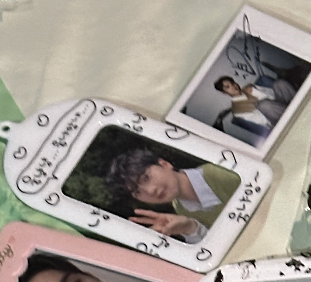 대구동편광장 하이퍼데이 분실물입니다
오후 10시~11시30분 사이에 사라졌어요…

가져가셨으면 제발 돌려주세요… 

혹시라도 보신 분 제발 연락 주세요 ㅠㅠㅠㅠ