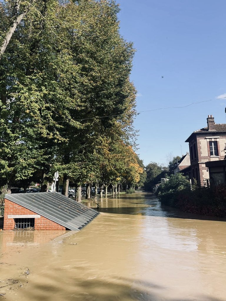 Departement77's tweet image. #inondations 

Au lendemain de la #tempetekirk, qui a touché 1️⃣4️⃣1️⃣ communes seine-et-marnaises, le Président du @Departement77, 
@Jf_Parigi, et la Présidente de la région @iledefrance, @vpecresse, étaient dans le nord de la #SeineEtMarne pour évaluer les dégâts et échanger avec