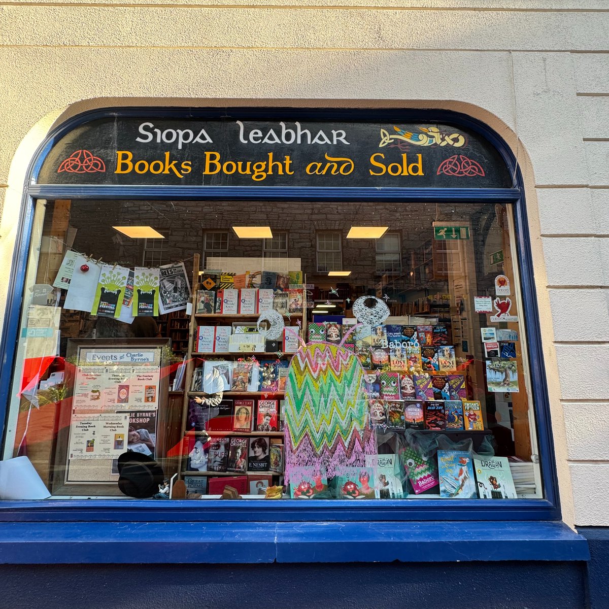 Baboró International Arts Festival for Children (@baborogalway) on Twitter photo You know Baboró has officially begun when we're in the <a href="/ByrnesBooks/">CharlieByrne'sBooks</a> window!
(This year, a Little Monster seems to have escaped from Laura Angell's exhibition at <a href="/GalwayArtsCentr/">Galway Arts Centre</a>: baboro.ie/festival/progr…) You know Baboró has officially begun when we're in the <a href="/ByrnesBooks/">CharlieByrne'sBooks</a> window!
(This year, a Little Monster seems to have escaped from Laura Angell's exhibition at <a href="/GalwayArtsCentr/">Galway Arts Centre</a>: baboro.ie/festival/progr…)