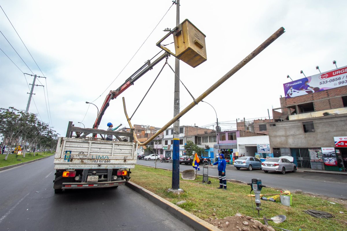 MuniLima's tweet image. ¡Reposición de #semáforos! 🚦

Tras un accidente vehicular que dejó inoperativa esta intersección, hemos instalado nuevos equipos peatonales en la avenida Angélica Gamarra y el jirón Las Rosas para mejorar la seguridad vial de los vecinos. ¡Maneja con precaución!
#SeguridadVial