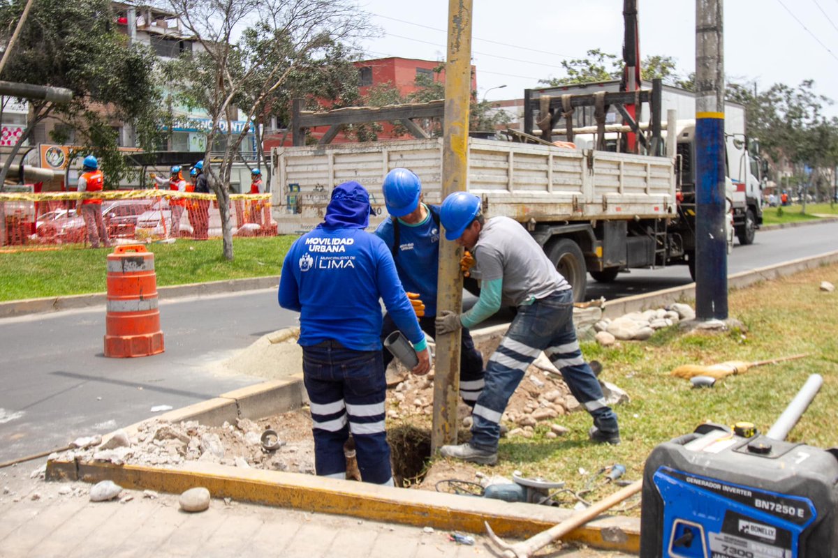 MuniLima's tweet image. ¡Reposición de #semáforos! 🚦

Tras un accidente vehicular que dejó inoperativa esta intersección, hemos instalado nuevos equipos peatonales en la avenida Angélica Gamarra y el jirón Las Rosas para mejorar la seguridad vial de los vecinos. ¡Maneja con precaución!
#SeguridadVial