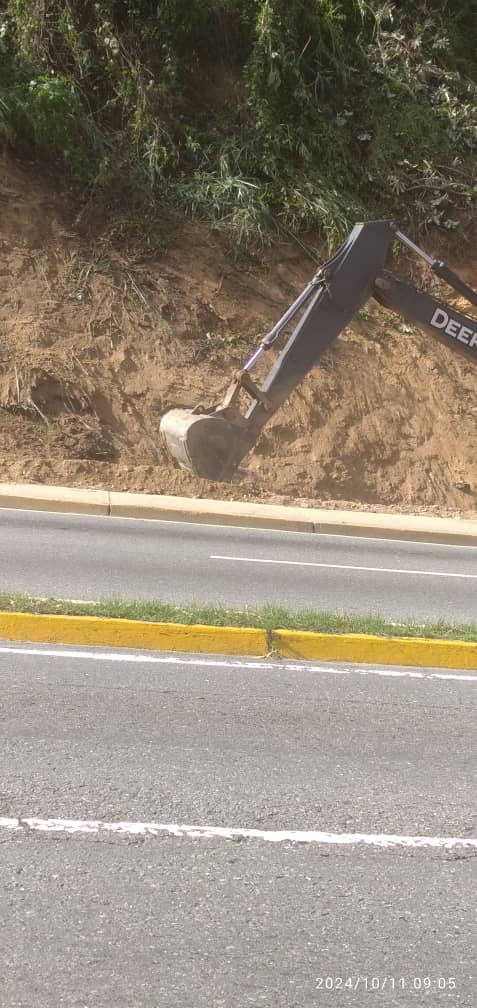 CigarralAccion's tweet photo. ¿#ElHatillo se está convirtiendo en una gran cancha de #Pádel?perdemos más árboles y espacios naturales.¿por dónde pasarán las perezas #Hatillin?#ElHatilloPosible #11Oct2024 ¿Qué beneficios concretos tiene esto para los vecinos? #ambiente @PlantadosCCS @avepalmas_unesc @ong_ltsc https://t.co/IWegalIGgr