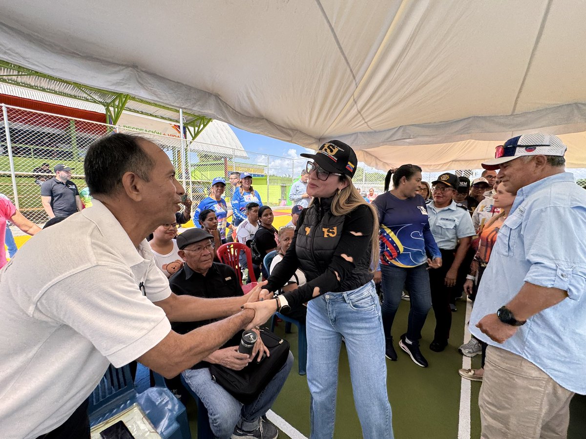 Hoy estamos en el parque Bolívar, llevando a cabo un importante acompañamiento con el Tribunal Móvil. Junto a nuestra jueza rectora del estado Bolívar, estamos comprometidos en brindar apoyo y soluciones a nuestra comunidad.