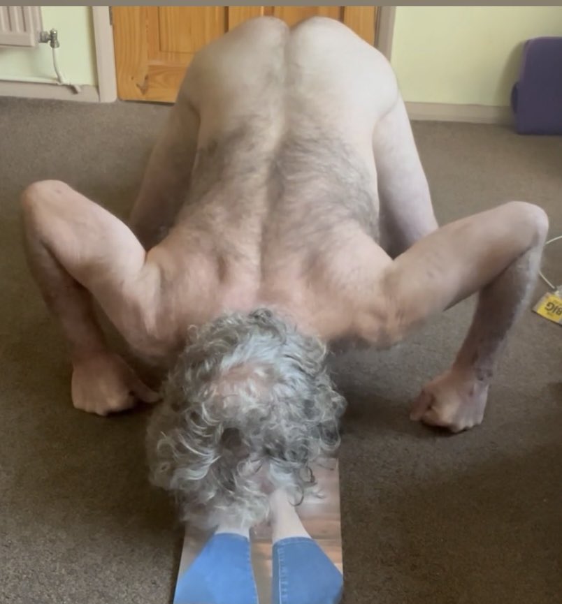 Footrestloser's tweet photo. Woof, woof Mistress...Good morning @MrsWickedSoles https://t.co/mkbeiQ6NW1