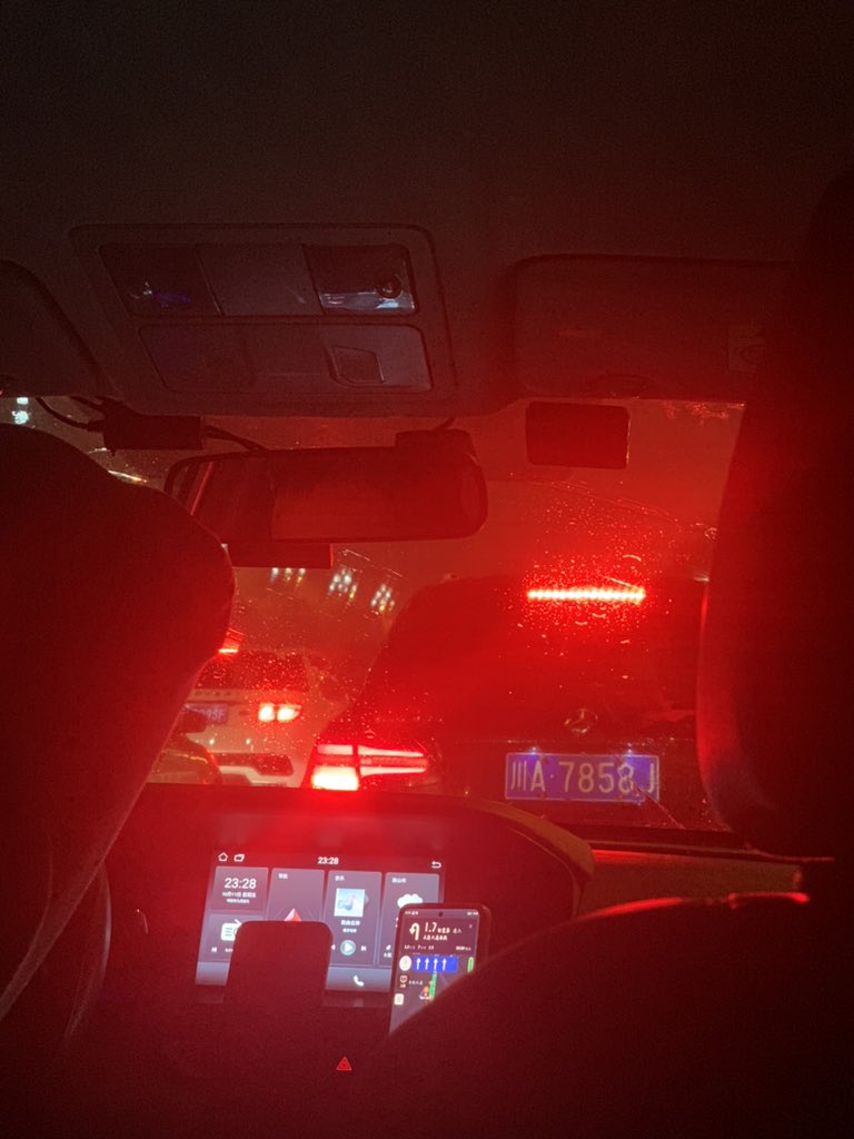bitchsdick's tweet photo. 雨真的好大 https://t.co/QdzEHlkLD6