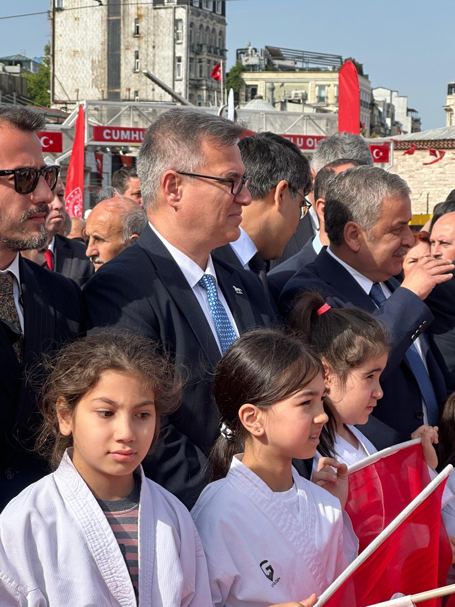 11 Ekim Dünya Kız Çocukları Günü kutlu olsun.
Her kız çocuğunun eşit haklara sahip olduğunu ve geleceğin mimarları olduğunu hatırlatan özel bir gündür. Eğitimden sağlığa, özgürlükten fırsat eşitliğine kadar her alanda kız çocuklarımızın güçlenmesi ve haklarını savunması için el