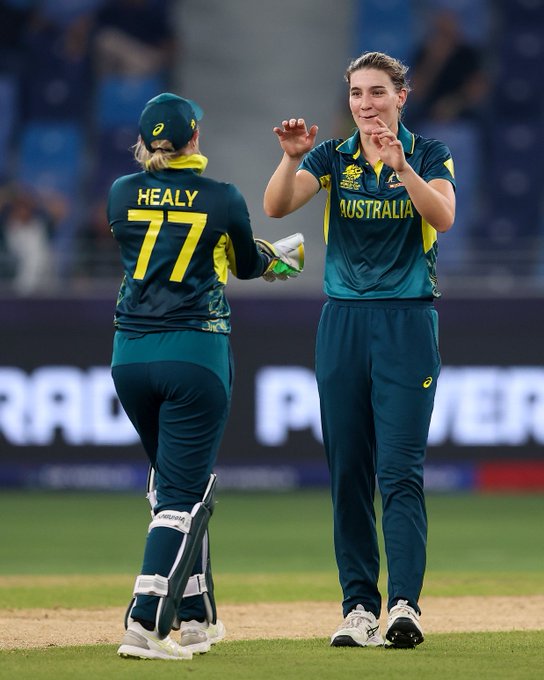 Pakistan all out for 82! 📹 Credits: Twitter/AusWomenCricket