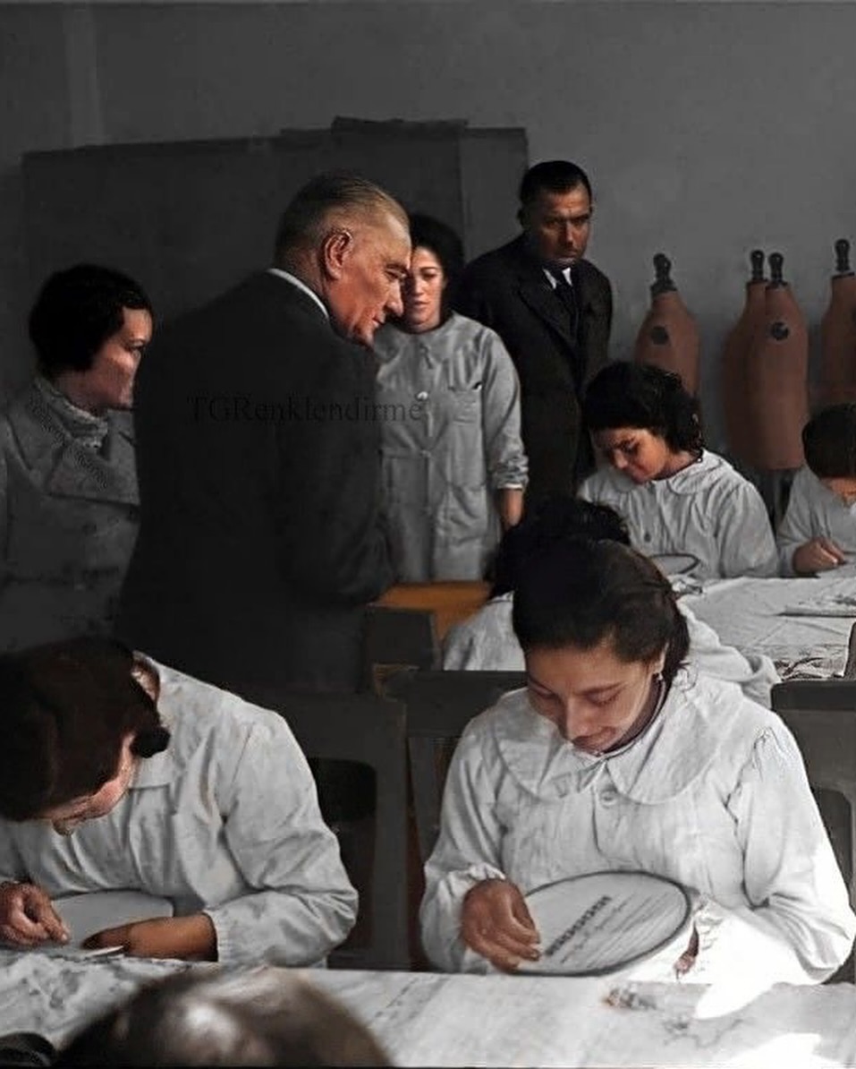 Bugün, Dünya Kız Çocukları Günü.

Her kız çocuğu, ayrımcılık olmadan eşit haklara sahiptir. Eşit fırsatlar, onların geleceğini ve toplumun yarınlarını şekillendirir. 

Yaşam haklarının ellerinden alınmadığı yarınlar diliyoruz!