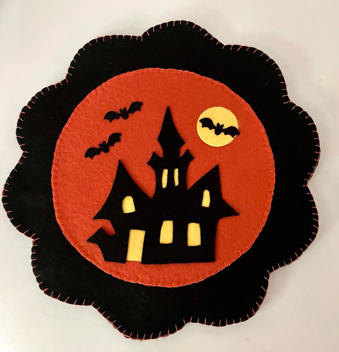 Baker1Pamela's tweet image. etsy.com/listing/179678… @clairemdesigns #SDFTT #HauntedHouseHalloweenPennyRug #TableTopper