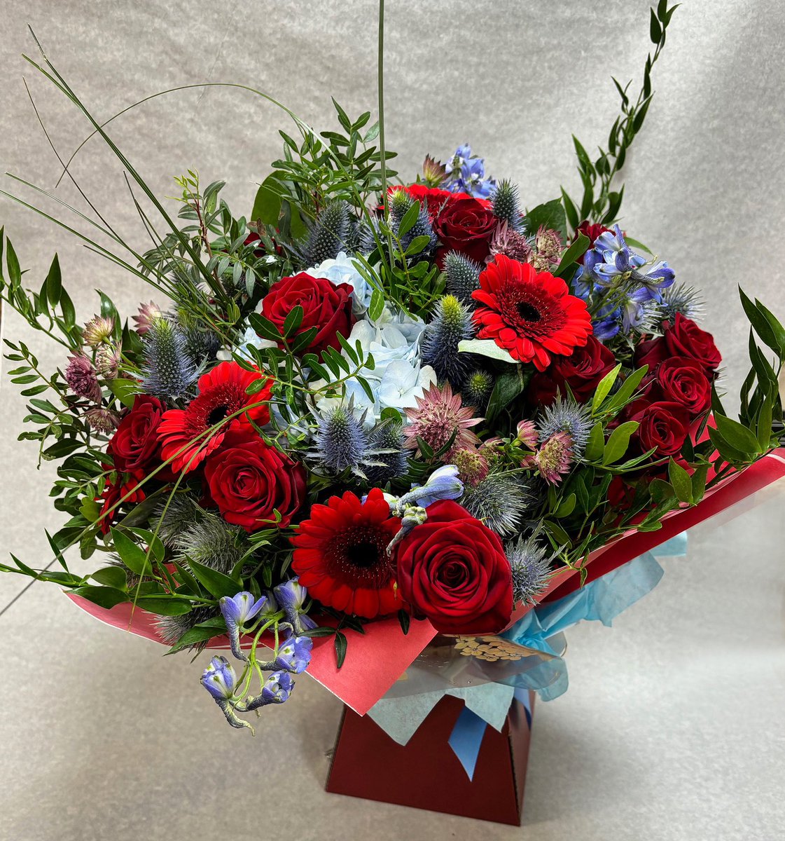 blossomflorists's tweet photo. A stunning anniversary gift designed to replicate this couple’s wedding bouquet. 💐 #anniversarygift #designerflowers #essex https://t.co/WvPz2BdSA7