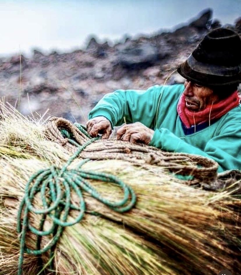 🇪🇨Siempre sonreía, ganaba poco y su trabajo era sacrificado. Caminaba 7 horas diarias para cargar más de 20 kilos de hielo del pico más alto del Chimborazo. Baltazar Ushca murió a los 80 y su labor lo hizo eterno. Un símbolo de resilencia, cultura y amor por nuestras tradiciones.