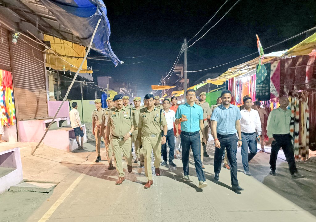 igrangealld's tweet photo. परिक्षेत्र के जनपद कौशांबी में @CommissionerPrg व @igrangealld द्वारा मां शीतलाधाम शक्तिपीठ मंदिर परिसर एवं कस्बा कड़ाधाम का भ्रमण कर सुरक्षा-व्यवस्था का निरीक्षण किया गया। दुकानदारों/व्यापारियों की समस्याओं को सुना गया तथा उन्हें सुरक्षा के प्रति आश्वस्त किया गया।
#UPPolice https://t.co/Og4QFR8WQB