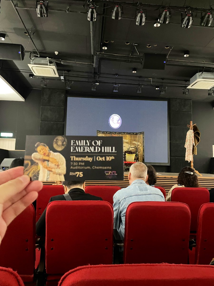 LauraKhoSS's tweet photo. Fantastic performance of Emily of Emerald Hill last night for @aboutkuching 2024. Outstanding performance by the OG Pearlly Chua. There were many personally triggering  moments throughout the play which I’m going to unpack #MentalHealth: 🧵 https://t.co/sb5TCfKsPf