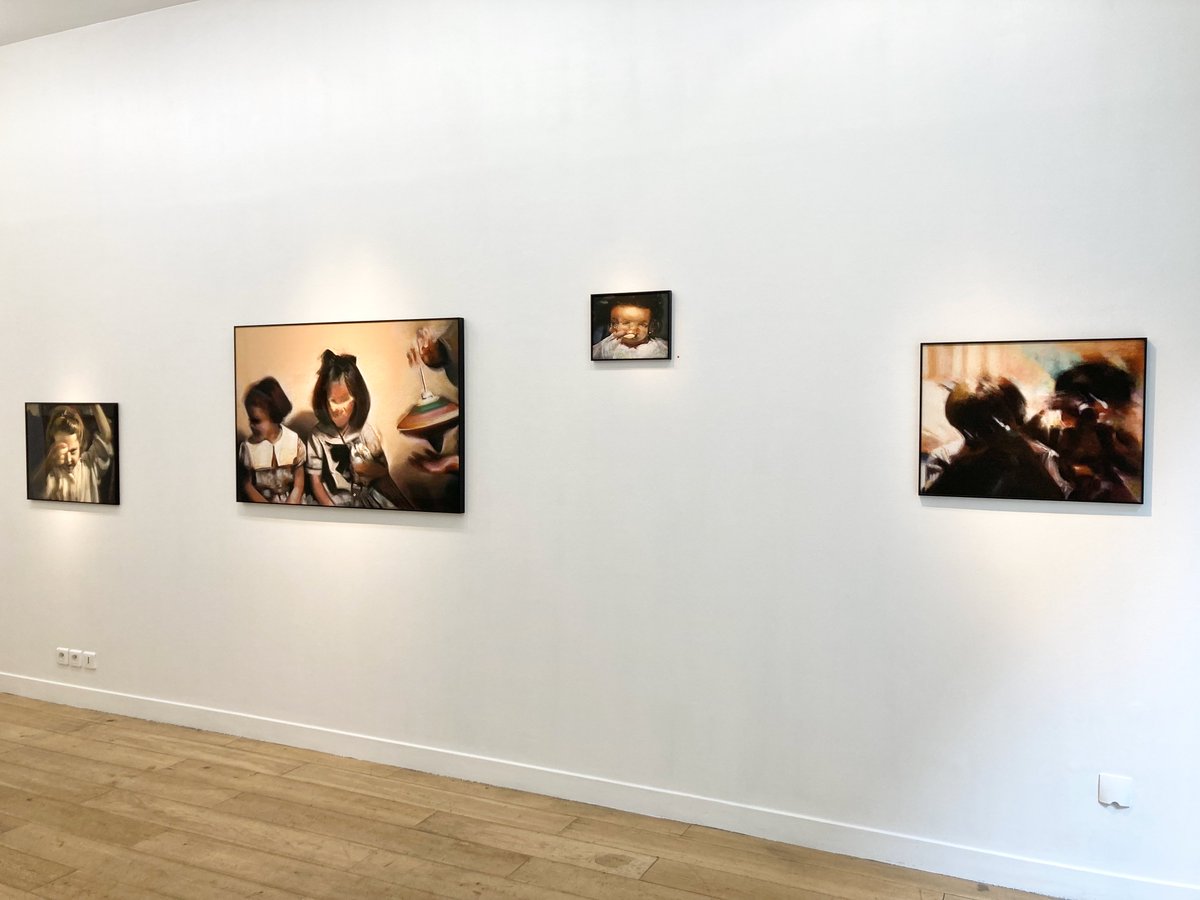 jm_oger's tweet photo. Vues de l’exposition "J'avais appris à me voir par leurs yeux" de #MaríaDávila, visible au 16 rue Guénégaud jusqu’au 19 octobre. Dans ses pastels sur son enfance, María propose "une approximation visuelle de l'expérience du premier regard comme fondateur de la personnalité". https://t.co/E1HT9EXXBS