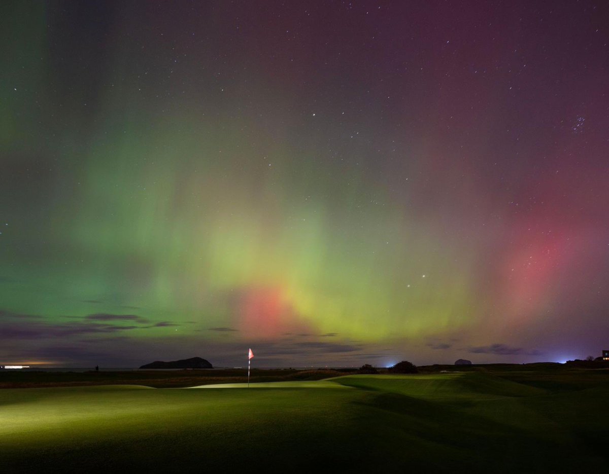 A Biarritz Aurora Borealis …

We witnessed an incredible Northern Lights display in North Berwick last night and this image of our iconic 16th green was beautifully captured by Will Scott photography!

<a href="/BBCScotland/">BBC Scotland</a> 

#northernlights | #aurora